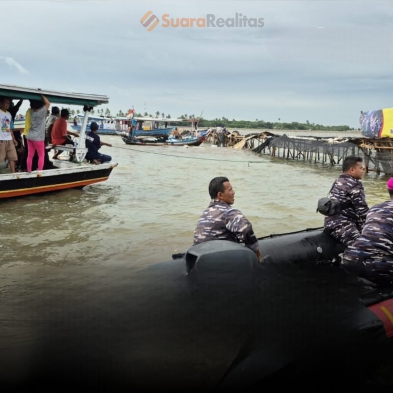 Pasukan Khusus TNI AL bersama warga sekitar saat proses pembongkaran pagar laut misterius. (Foto: Istimewa).