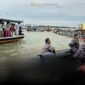 Pasukan Khusus TNI AL bersama warga sekitar saat proses pembongkaran pagar laut misterius. (Foto: Istimewa).