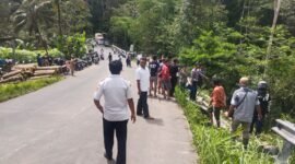 Bus terperosok ke sungai di Siroto Kepil diduga tak kuat menanjak. (Foto: Istimewa).