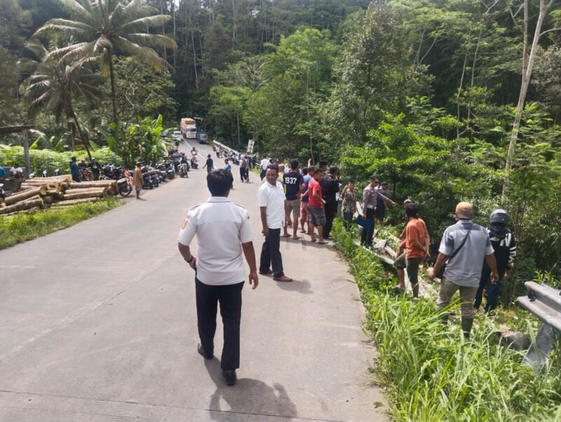 Bus terperosok ke sungai di Siroto Kepil diduga tak kuat menanjak. (Foto: Istimewa).