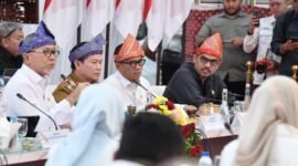 Menteri Desa dan Pembangunan Daerah Tertinggal (Mendes PDT, Yandri Susanto mendampingi Menteri Koordinator (Menko) Bidang Pangan Zulkifli Hasan, pada Rapat Koordinasi Swasembada Pangan dengan Kepala Daerah se-Sumatera Selatan, di Kantor Gubernur Gubernur Sumatera Selatan, Kota Palembang. (Foto: Istimewa).