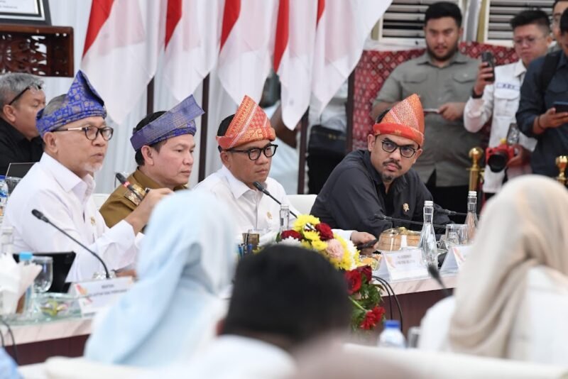 Menteri Desa dan Pembangunan Daerah Tertinggal (Mendes PDT, Yandri Susanto mendampingi Menteri Koordinator (Menko) Bidang Pangan Zulkifli Hasan, pada Rapat Koordinasi Swasembada Pangan dengan Kepala Daerah se-Sumatera Selatan, di Kantor Gubernur Gubernur Sumatera Selatan, Kota Palembang. (Foto: Istimewa).