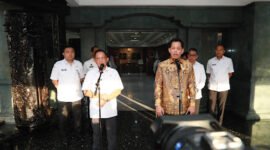 Mendagri dan Kepala BPPIK seusai menggelar rapat terbatas. (Foto: Istimewa).