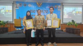 Ketua Umum PWI Pusat, Hendry Ch Bangun saat memberikan piagam penghargaan 'Sahabat PWI' ke Infini. (Foto: Istimewa).