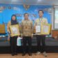 Ketua Umum PWI Pusat, Hendry Ch Bangun saat memberikan piagam penghargaan 'Sahabat PWI' ke Infini. (Foto: Istimewa).