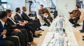 Pelatih Timnas Patrick Kluivert bersama timnya, dan Ketua Umum PSSI Erick Thohir saat bertemu dengan Menpora Dito Ariotedjo. (Foto: Tangkapan Layar Instagram @erickthohir).