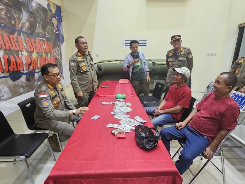 Satpol PP Jakarta Barat berhasil mengamankan ratusan butir obat keras terbatas beserta dua orang pemiliknya saat razia gabungan di kawasan Palmerah. (Foto: Istimewa).
