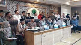 Aliansi Rakyat Indonesia dan Majelis Ulama Indonesia saat menyatakan sikap bela Palestina dalam rencana Trump merelokasi warga Gaza. (Foto: Istimewa).