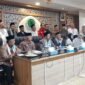 Aliansi Rakyat Indonesia dan Majelis Ulama Indonesia saat menyatakan sikap bela Palestina dalam rencana Trump merelokasi warga Gaza. (Foto: Istimewa).