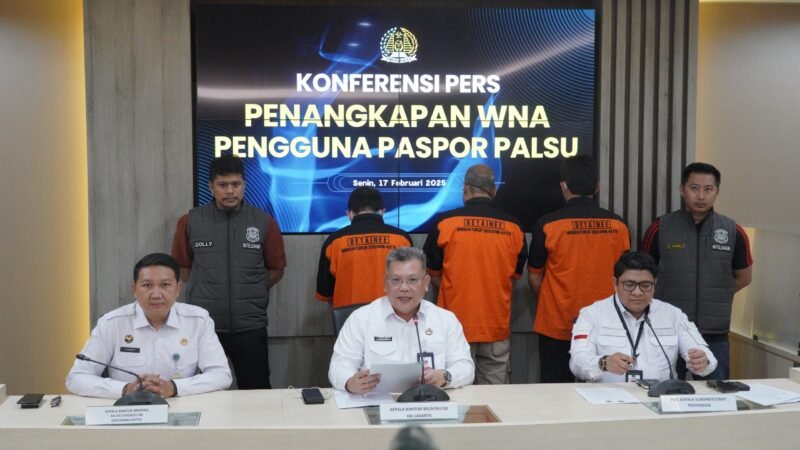 3 pria WNA berkebangsaan Pakistan berhasil diamankan Imigrasi Kelas I Bandara Soekarno Hatta usai gunakan Paspor Perancis. (Foto: suararealitas.co/Na).