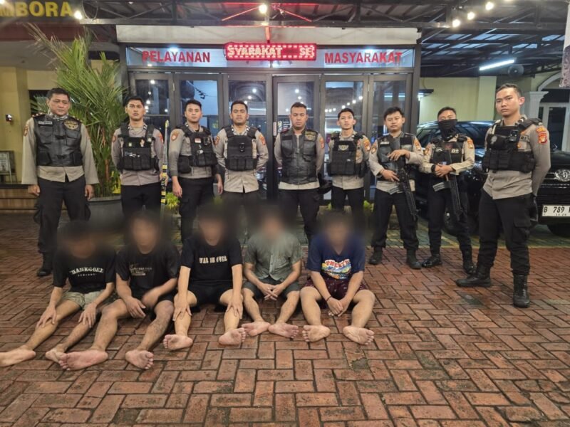 Polisi berhasil gagalkan aksi tawuran di Tambora, dan lima remaja beserta busur panah telah diamankan. (Foto: Istimewa).