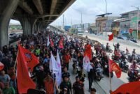 Potret ribuan massa dari Keluarga Besar Sopir Indonesia (KBSI) menggelar aksi demo di tiga titik lokasi strategis. (Foto: suararealitas.co).