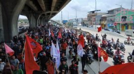 Potret ribuan massa dari Keluarga Besar Sopir Indonesia (KBSI) menggelar aksi demo di tiga titik lokasi strategis. (Foto: suararealitas.co).
