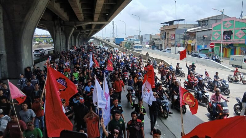 Potret ribuan massa dari Keluarga Besar Sopir Indonesia (KBSI) menggelar aksi demo di tiga titik lokasi strategis. (Foto: suararealitas.co).