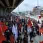 Potret ribuan massa dari Keluarga Besar Sopir Indonesia (KBSI) menggelar aksi demo di tiga titik lokasi strategis. (Foto: suararealitas.co).