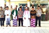 Kapolsek Kresek didampingi kades Cecep laksanakan sholat Jumat keliling (foto:istimewa)