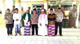 Kapolsek Kresek didampingi kades Cecep laksanakan sholat Jumat keliling (foto:istimewa)