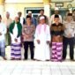 Kapolsek Kresek didampingi kades Cecep laksanakan sholat Jumat keliling (foto:istimewa)