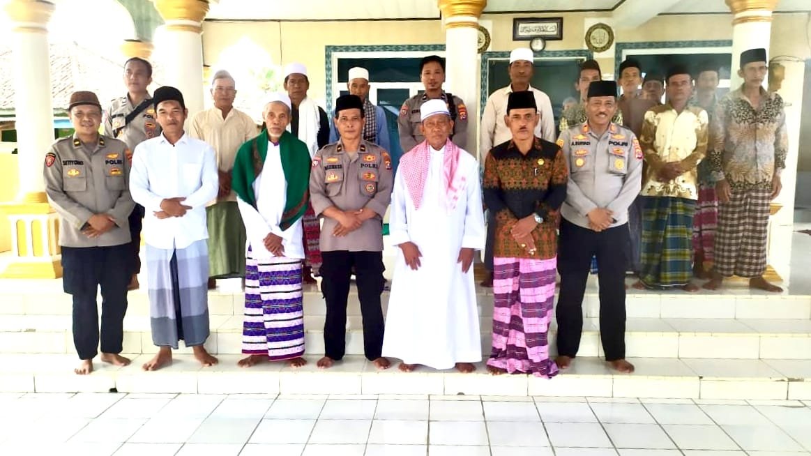 Didampingi Kepala Desa Gunung Kaler, Kapolsek Kresek Laksanakan Sholat Jumat Keliling
