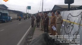 Langkah tegas Kasatpol Pp jakarta barat bersama kepala seksi citata kecamatan kalideres (foto:istimewa)