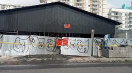 Seorang kuli proyek terlihat sedang memasukan paving blok walapun bangunan sudah disegel. (Foto: Istimewa).