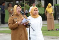 Wakil Bupati (Wabup) Tangerang, Intan Nurul Hikmah memimpin apel Senin pagi perdana setelah resmi dilantik sebagai Wakil Bupati Kabupaten Tangerang (foto : istimewa/Lx)