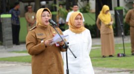 Wakil Bupati (Wabup) Tangerang, Intan Nurul Hikmah memimpin apel Senin pagi perdana setelah resmi dilantik sebagai Wakil Bupati Kabupaten Tangerang (foto : istimewa/Lx)