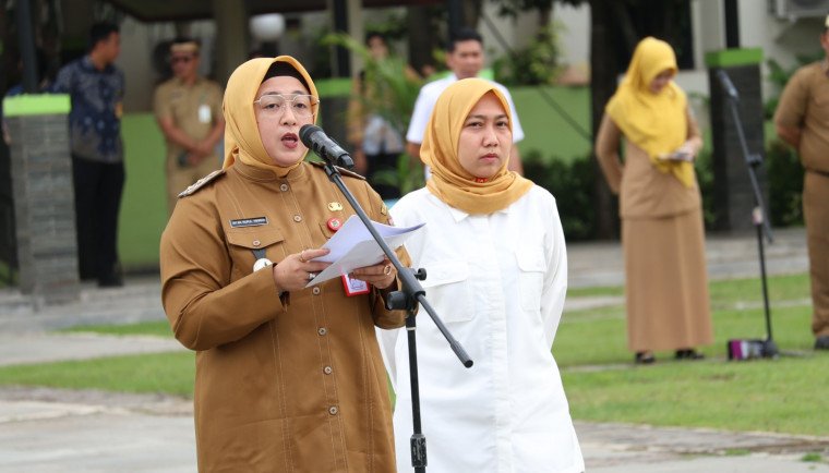 Wakil Bupati (Wabup) Tangerang, Intan Nurul Hikmah memimpin apel Senin pagi perdana setelah resmi dilantik sebagai Wakil Bupati Kabupaten Tangerang (foto : istimewa/Lx)