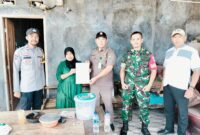 Kelurahan Kutajaya bersama Muspika Kecamatan Pasar Kemis saat bagikan surat himbauan Bupati Tangerang, tentang edaran larangan beroperasinya lokasi hiburan malam. (Foto: suararealitas.co/CIL).