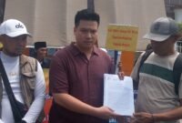 Perwakilan ahli waris, didampingi kuasa hukumnya Andryan, SH saat melayangkan surat ke tiga dan menggelar aksi demo di Pengadilan Tinggi DKI Jakarta. (Foto: suararealitas.co).