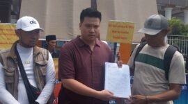 Perwakilan ahli waris, didampingi kuasa hukumnya Andryan, SH saat melayangkan surat ke tiga dan menggelar aksi demo di Pengadilan Tinggi DKI Jakarta. (Foto: suararealitas.co).