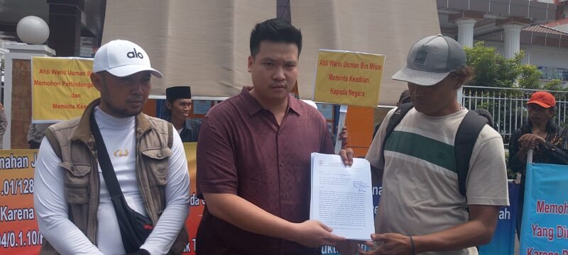 Perwakilan ahli waris, didampingi kuasa hukumnya Andryan, SH saat melayangkan surat ke tiga dan menggelar aksi demo di Pengadilan Tinggi DKI Jakarta. (Foto: suararealitas.co).