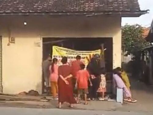 Curiga Jual Obat Ilegal, Puluhan Emak-emak Geruduk Toko Kosmetik