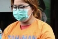 Seorang ibu kandung di Sidoarjo berinisial RA (34) kini resmi ditahan lantaran lakukan aksi keji terhadap anaknya. (Foto: Istimewa).