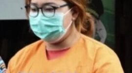Seorang ibu kandung di Sidoarjo berinisial RA (34) kini resmi ditahan lantaran lakukan aksi keji terhadap anaknya. (Foto: Istimewa).