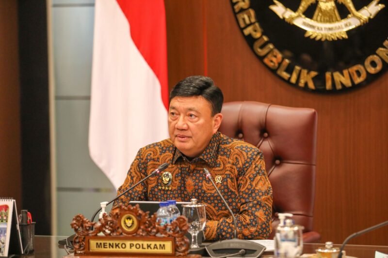 Menkopolkam saat menekankan kelancaran distribusi dan cegah penimbunan. (Foto: Istimewa).
