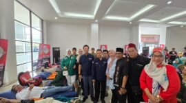 Anggota DPD RI Dapil DKI Jakarta, Fahira Idris dan Ormas Bang Japar saat menggelar kegiatan Bakti Sosial dan Donor Darah untuk Negeri di Kebon Jeruk, Jakarta Barat. (Foto: Istimewa).