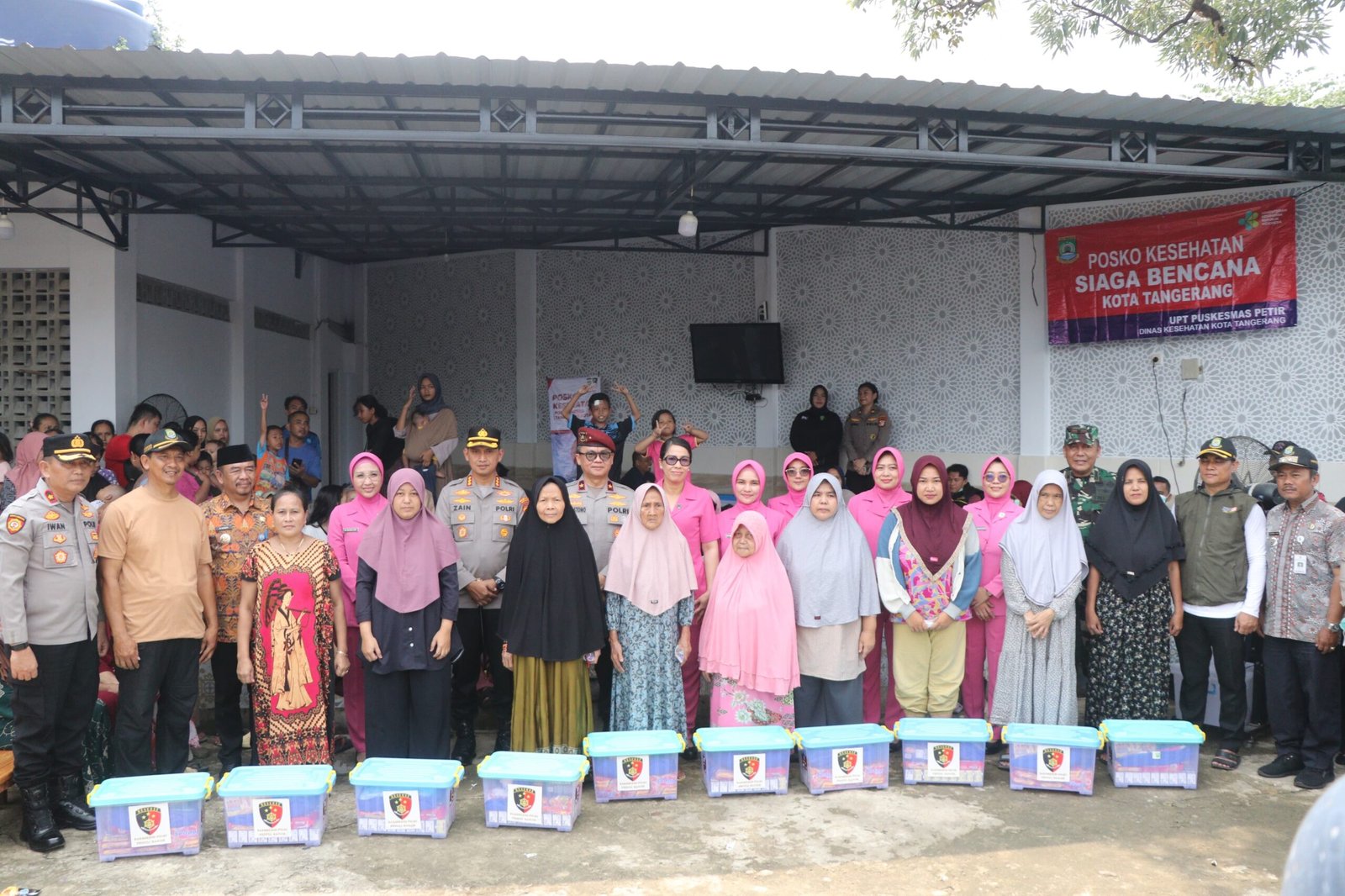 Polri Serahkan Ratusan Paket Sembako kepada Warga Candulan, Cipondoh Kota Tangerang