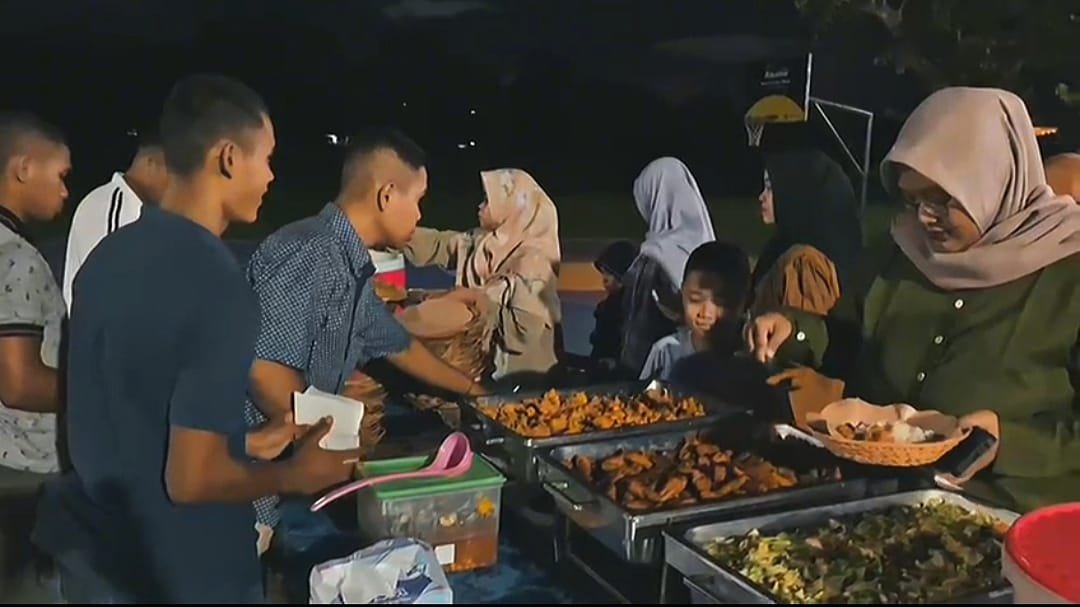 Berbagi Takjil Ramadhan gratis, dalam Rangka Memperingati HUT ke 60 yonif raider 900/SBW