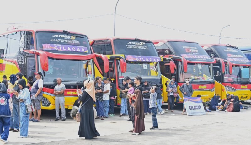 Ilustrasi antusiasnya masyarakat mengikuti program mudik gratis yang diselengarakan pemerintah setempat. (Foto: Dok.Kemenhub).