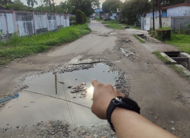 Kondisi jalan rusak yang tidak diperbaiki selama puluhan tahun.  (Foto: LSM Gemmako Asahan Sumut RI)