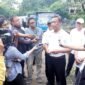 Wali Kota Jakarta Selatan, Munjirin beserta jajaran saat meninjau pengerukan Kali Grogol guna antisipasi banjir dan ditargetkan rampung 1 bulan. (Foto: Istimewa).