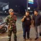 Camat Pasar Kemis, H. Nurhanudin lakukan monitoring bersama unsur Muspika Kecamatan terkait Surat Edaran Bupati Tangerang Nomor 2 Tahun 2025 Tentang Jam Operasional di Bulan Suci Ramadhan. (Foto: suararealitas.co).