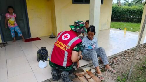 Tim Kesehatan Satgas TMMD ke-123 Berikan Pelayanan Kesehatan Gratis di Bantar Panjang