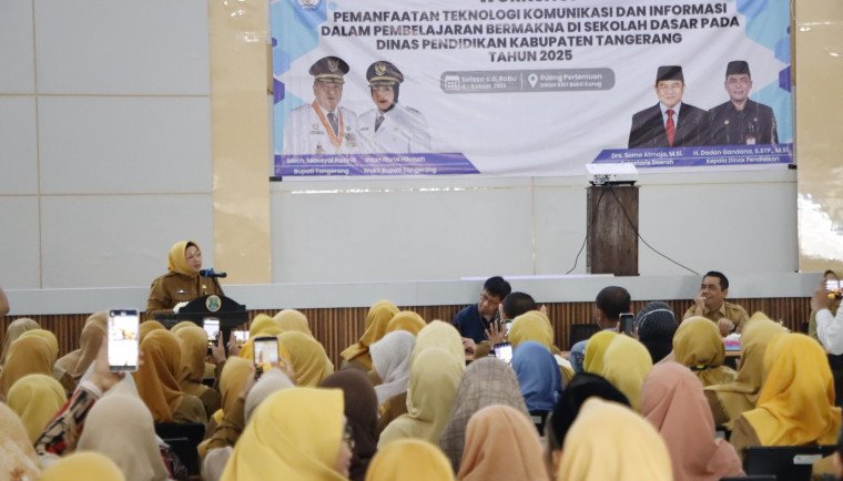 Wabup mengingatkan, kemajuan teknologi yang begitu pesat menuntut semua pihak untuk lebih inovatif dan kreatif dalam memanfaatkannya termasuk di sektor Pendidikan. Namun, teknologi hanya alat bantu. Peran utama tetap berada di tangan para guru. (foto:istimewa)
