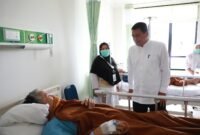 Bupati Tangerang Moch Maesyal Rasyid meninjau pelayanan kesehatan  di Rumah Sakit Umum Daerah (RSUD) Tigaraksa, Jumat (7/3/25). Bupati Maesyal Rasyid berkeliling dari ruangan pelayanan perawatan medis, ruang operasi, hingga ke sudut-sudut kamar mandi di rumah sakit tersebut.(foto:istimewa)