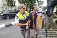 Petugas Satpol PP Jakarta Barat saat merazia PPKS guna menindaklanjuti Perda Nomor 8 Tahun 2007. (Foto: Istimewa).