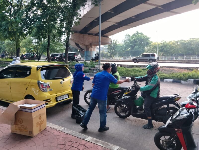 PWI Jakarta Utara saat tebar kebaikan dengan membagikan ratusan takjil kepada pengguna jalan di Plumpang. (Foto: Istimewa).
