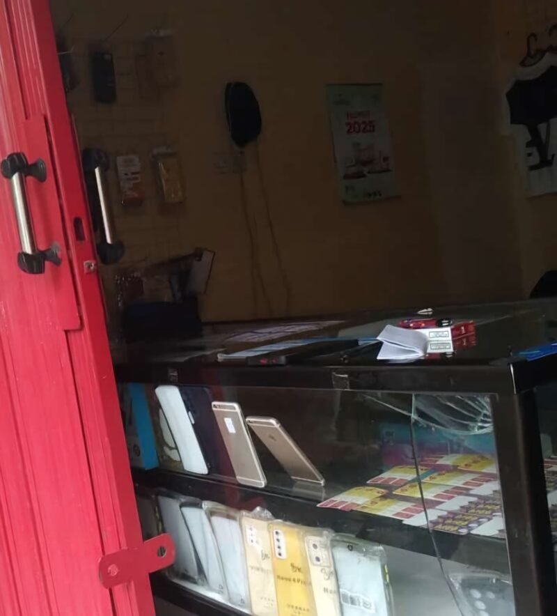 Salah satu toko di Bekasi yang kedapatan menuai protes sehingga tak sedikit warga sekitar yang resah dengan adanya transaksi jual beli pil haram bermodus konter ponsel itu. (Foto: suararealitas.co).
