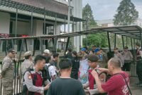 Gerakan Mahasiswa Demokrasi Indonesia saat lakukan aksi unjuk rasa di Kejaksaan Negeri Tangerang Selatan terkait adanya dugaan praktek pungli oleh oknum Satpol PP Tangsel. (Foto: suararealitas.co).